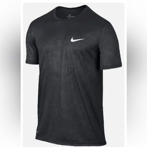 NWOT NIKE Mens DRY LEGEND EMBOSSERD Training Tee  dri fit